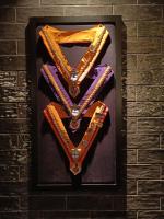 una cornice con tre opere d'arte su un muro di mattoni di Hotel Käenpesä a Ylivieska