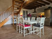 une salle à manger avec une table et des chaises blanches dans l&#39;établissement La petite Touche, à Couddes