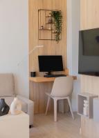 Televízia a/alebo spoločenská miestnosť v ubytovaní Charitos Heights Boutique Apt II, Kolonaki