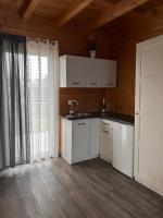 Kuchyňa alebo kuchynka v ubytovaní Resort EDEN domki, apartamenty i pokoje