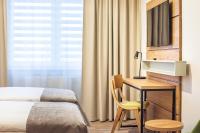 Habitación de hotel con escritorio, 1 cama y 1 dormitorio en NOVY Hotel, en Zielona Góra