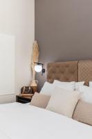 Posteľ alebo postele v izbe v ubytovaní Black Onyx Comfort Suites - Timeless Design in a Heritage Building