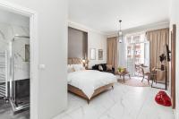 Posteľ alebo postele v izbe v ubytovaní Black Onyx Comfort Suites - Timeless Design in a Heritage Building