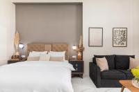 Posteľ alebo postele v izbe v ubytovaní Black Onyx Comfort Suites - Timeless Design in a Heritage Building