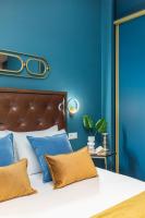 Posteľ alebo postele v izbe v ubytovaní Black Onyx Comfort Suites - Timeless Design in a Heritage Building