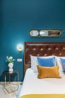 Posteľ alebo postele v izbe v ubytovaní Black Onyx Comfort Suites - Timeless Design in a Heritage Building
