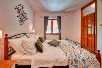 Posteľ alebo postele v izbe v ubytovaní Pool Villa Abbazia Seaview - Happy Rentals