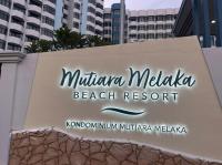 Netflix-Seaview-SunsetView-PuteriBeach-Mutiara Beach Resort Melakaに飾ってある許可証、賞状、看板またはその他の書類
