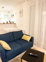 sala de estar con sofá azul y mesa en « Le Cosy » Cergy le Haut RER A, en Cergy