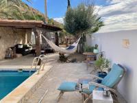 Bazén v ubytování Tinyhouse im Patio einer romantischen Finca nebo v jeho okolí