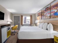 Days Inn by Wyndham Las Vegas Airport Near the Stripにあるベッド