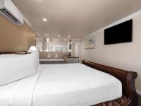 Days Inn by Wyndham Las Vegas Airport Near the Stripにあるベッド