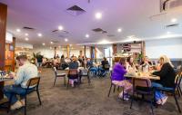 een groep mensen die aan tafels in een restaurant zitten bij Nightcap at Roxby Downs in Roxby Downs