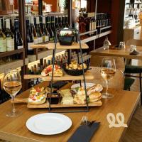 een tafel met een dienblad met eten en glazen wijn bij Tranquillo UpTown Lecce in Lecce