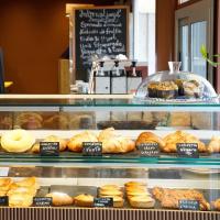 een banket gevuld met veel gebak bij Tranquillo UpTown Lecce in Lecce