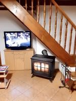 Televízia a/alebo spoločenská miestnosť v ubytovaní Maison de charme avec jardin à Ingersheim - Chaleur cosy