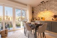 Una cocina con mesa y sillas y una ventana. en Civico 53, en Sassari