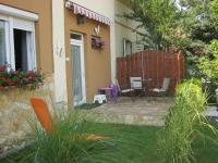A garden outside Kitti Apartman