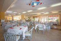 Reštaurácia alebo iné gastronomické zariadenie v ubytovaní Eurovillage Achilleas Hotel