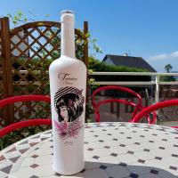 eine Flasche Wein auf einem Tisch in der Unterkunft Cap'tain Cook in Caurel