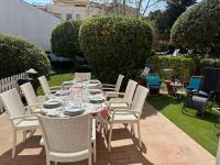 Vonkajšia záhrada v ubytovaní Casa con jardín a 25 metros de la playa. LA T.