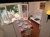 Posedenie v ubytovaní Casa con jardín a 25 metros de la playa. LA T.
