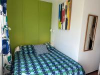 Posteľ alebo postele v izbe v ubytovaní Casa con jardín a 25 metros de la playa. LA T.