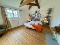 a bedroom with a bed and a window at Appartement Le Voltaire centre ville climatisé in Saumur