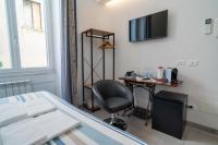 Televízia a/alebo spoločenská miestnosť v ubytovaní Teresa Rooms & Suites