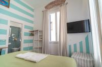 Televízia a/alebo spoločenská miestnosť v ubytovaní Teresa Rooms & Suites