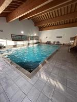 Bazén v ubytovaní Appartement Orelle 3 Vallées - Spa & Piscine - Apt 112 alebo v jeho blízkosti