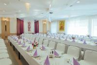 Reštaurácia alebo iné gastronomické zariadenie v ubytovaní Hotel Pod Sosnami