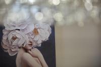 een vrouw met een grote bloem op haar hoofd bij Pensión Casa Carmen in Estella