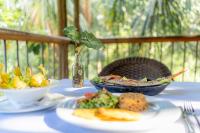 una mesa con platos de comida y un tazón de comida en Villa Maria Tayrona, Jungle and Sea Experience, en Los Naranjos