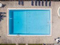 Der Swimmingpool an oder in der Nähe von New Luxury Listing! August sale!