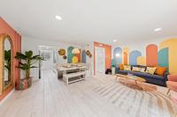 ein Wohnzimmer mit einer Couch und einem Tisch in der Unterkunft New Luxury Listing! August sale! in Destin