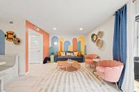ein Wohnzimmer mit einer Couch und einem Tisch in der Unterkunft New Luxury Listing! August sale! in Destin