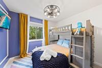 Ein Bett oder Betten in einem Zimmer der Unterkunft New Luxury Listing! August sale!