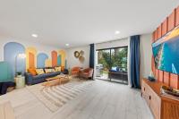 Ein Bett oder Betten in einem Zimmer der Unterkunft New Luxury Listing! August sale!