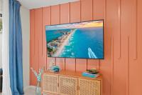 ein Wohnzimmer mit einem TV an der Wand in der Unterkunft New Luxury Listing! August sale! in Destin
