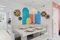 ein Esszimmer mit Surfbrettern an der Wand in der Unterkunft New Luxury Listing! August sale! in Destin