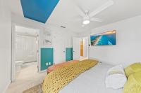 Ein Bett oder Betten in einem Zimmer der Unterkunft New Luxury Listing! August sale!