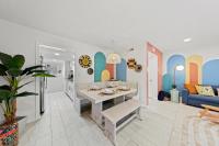 Ein Bett oder Betten in einem Zimmer der Unterkunft New Luxury Listing! August sale!