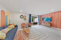 ein Wohnzimmer mit einem blauen Sofa und einem Fernseher in der Unterkunft New Luxury Listing! August sale! in Destin