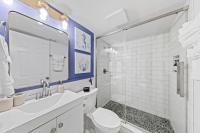 Ein Badezimmer in der Unterkunft New Luxury Listing! August sale!