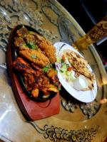 Un tazón de comida en una mesa con un plato de comida. en The Old Black Horse Inn, en Oxford