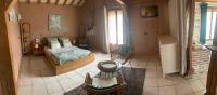 Łóżko lub łóżka w pokoju w obiekcie chambre salon indépendant, salle de bain wc privés, jardin privé, piscine partagée près d'un lac