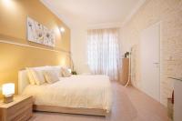 A bed or beds in a room at Montellino's Suite Oro