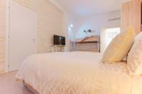 A bed or beds in a room at Montellino's Suite Oro