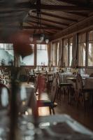 ボルツァーノにあるGasthof Kohlern 1130 mのテーブルと椅子と窓のあるダイニングルーム